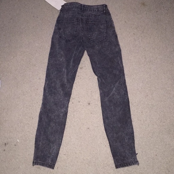 Cute acid washed moto jeans. - Picture 2 of 5